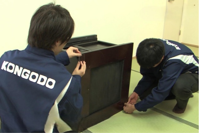 お仏壇の底面4点にプロセブンマットを装着